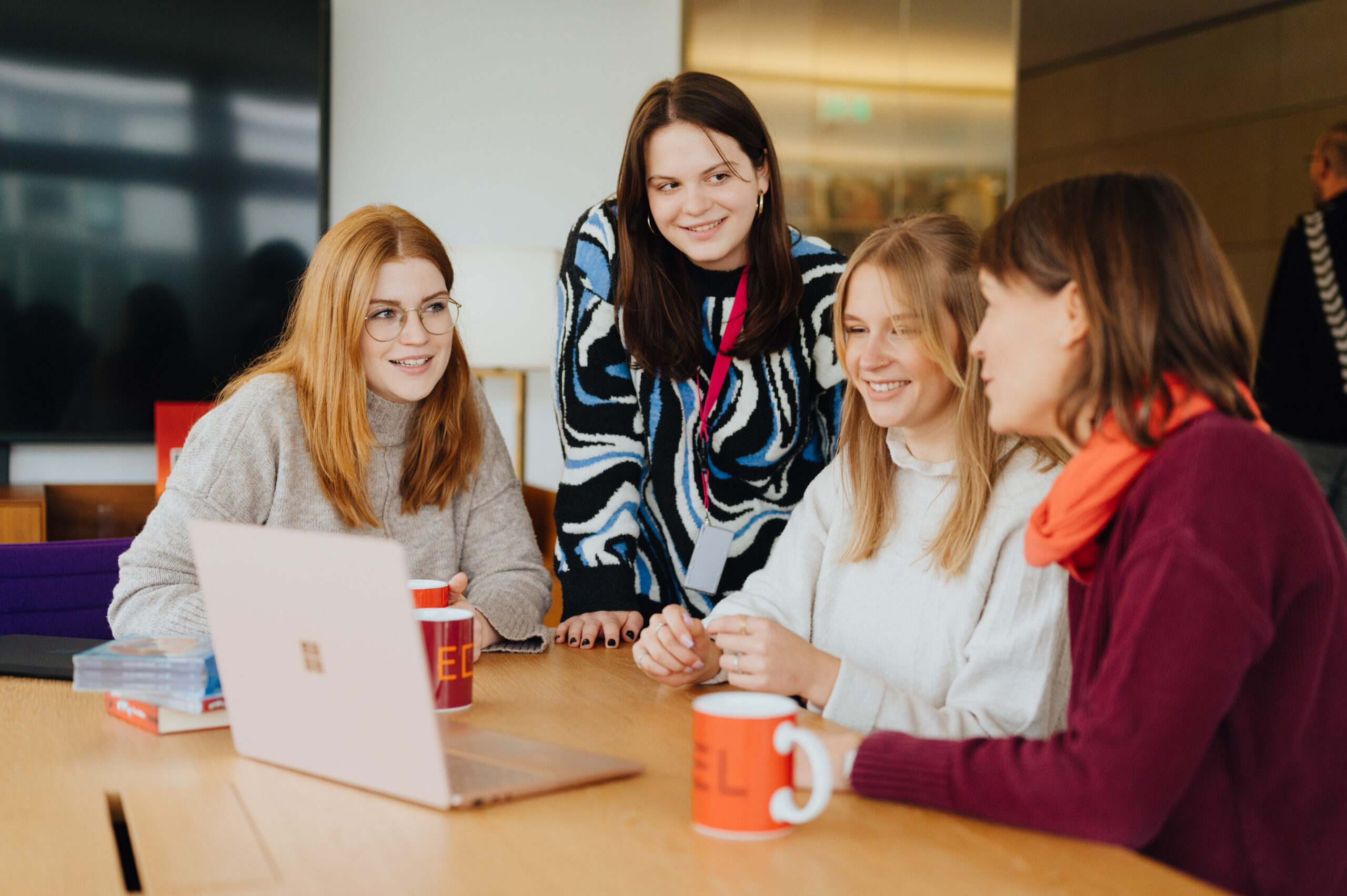 Das Edel Kids Team ist bei der Arbeit abgebildet