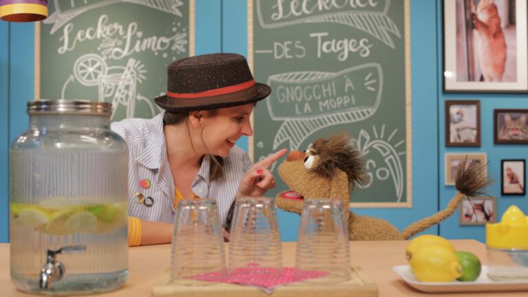 Maya und Moppi albern im Leckerladen herum