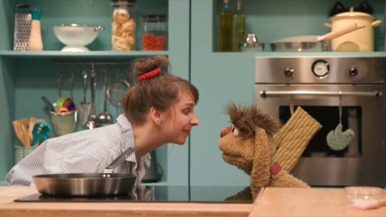 Maya und Moppi sehen sich an