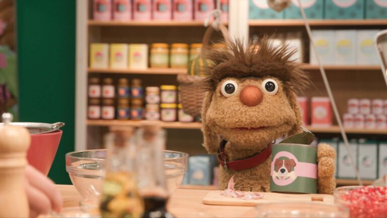 Moppi schaut eine Dose Hundefutter an