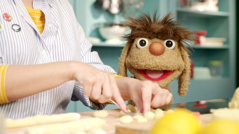 Moppi bestaunt Maya beim backen