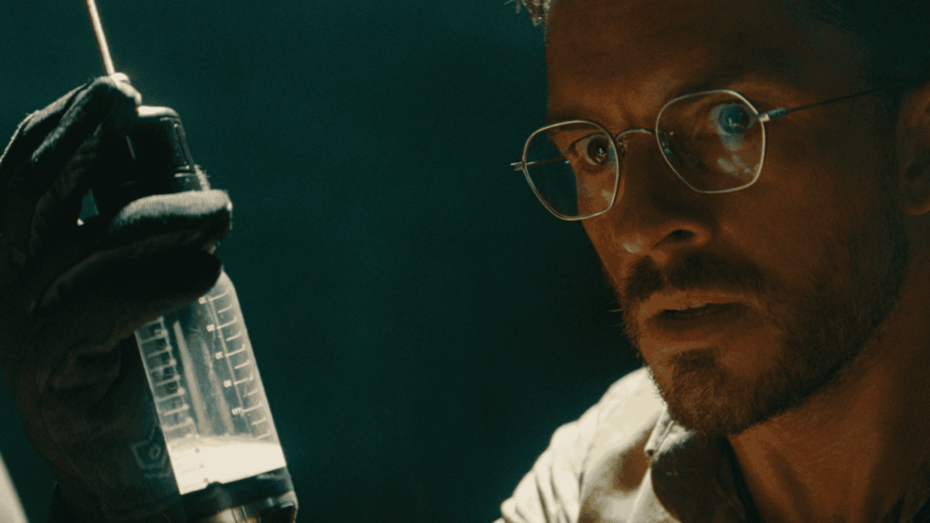 Szenenbild aus dem Kinofilm Jurassic World: Die Wiedergeburt_Dr. Henry Loomis
