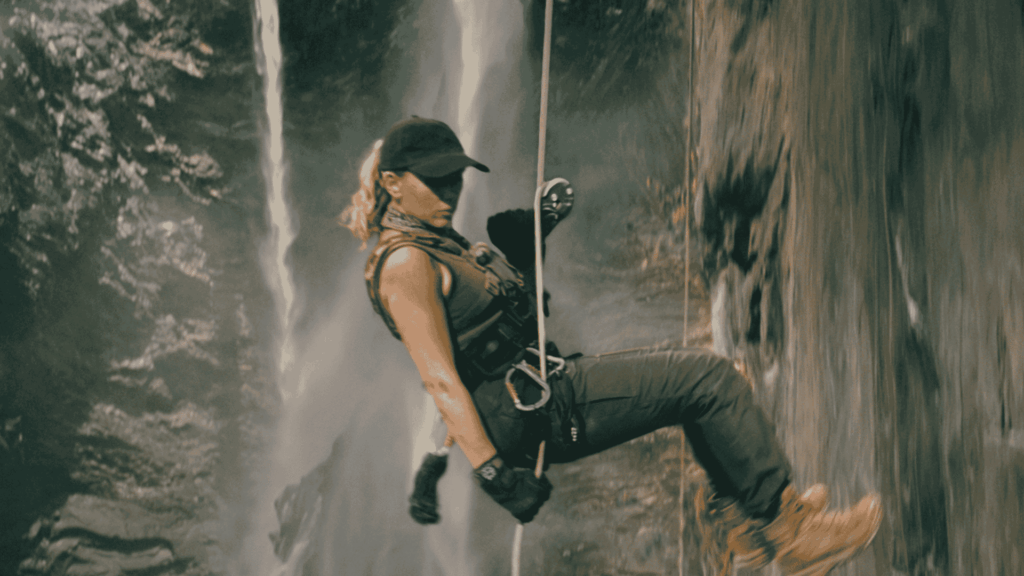 Szenenbild aus dem Kinofilm Jurassic World: Die Wiedergeburt_Zora Bennett an Felswand